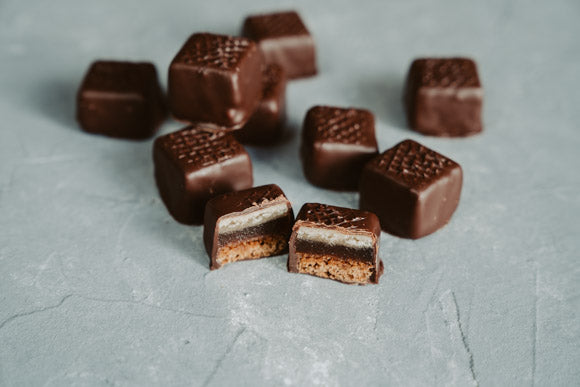 Rum-Dominosteine mit Marzipan mit Bitterschokolade